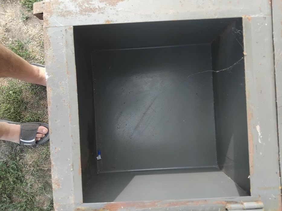 Продам сейф кому потрібний пишіть телефонуйте.