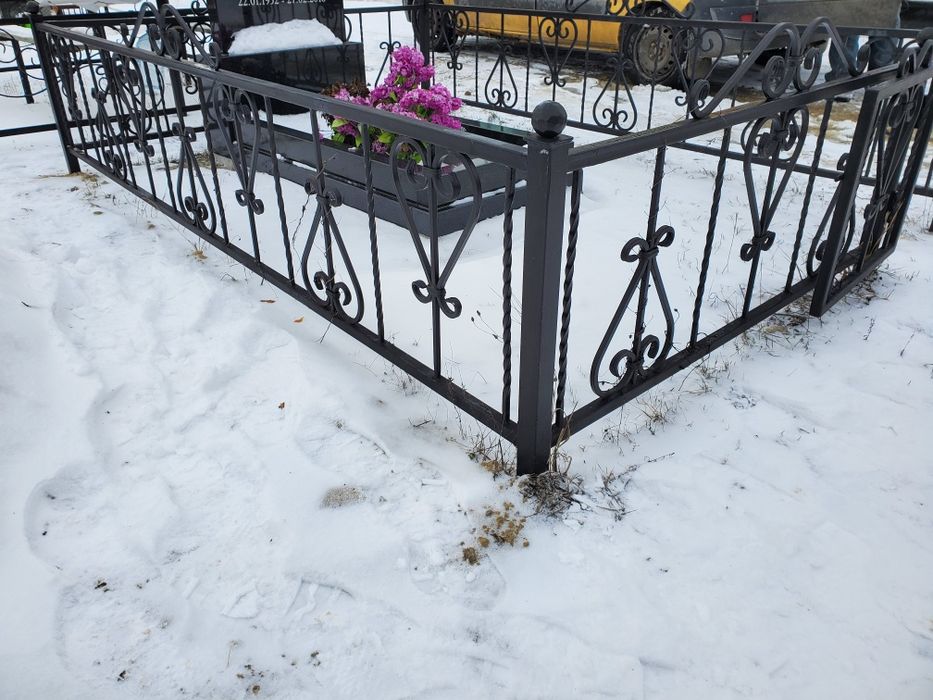 Оградки на кладбище, кованые кресты на могилу ,столы.