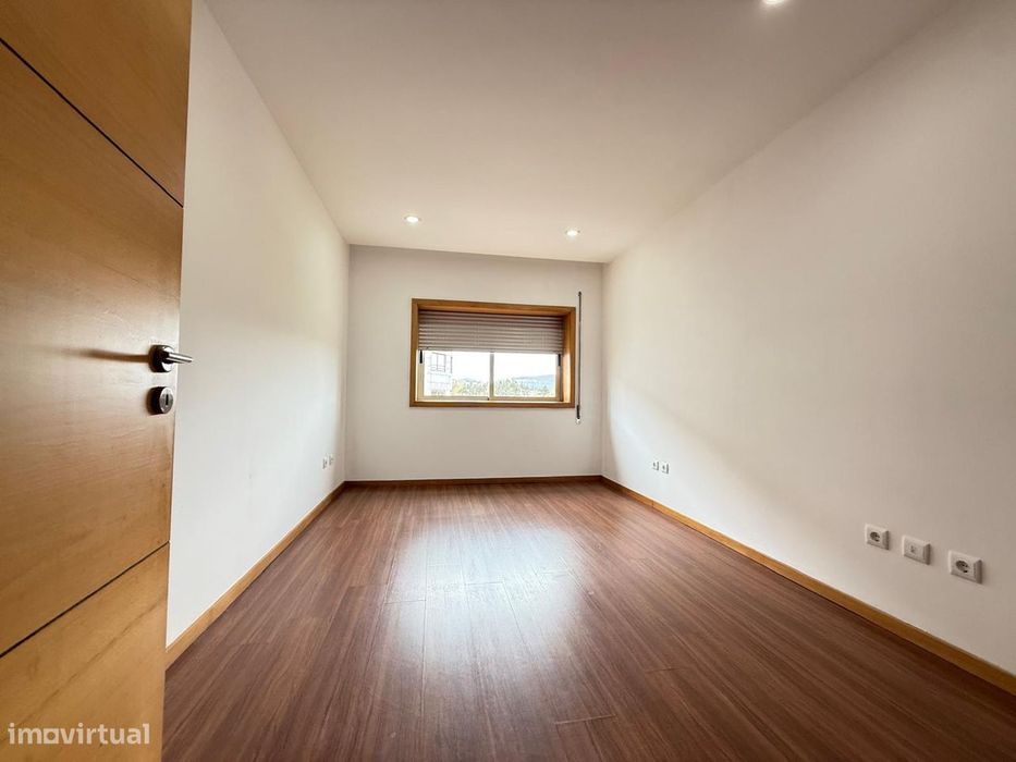 T3 Duplex com Varanda em Paredes