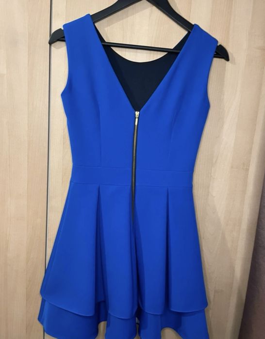 elegancka granatowa sukienka