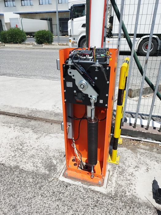 Manutenção, instalação e reparação de portas, portões e barreiras viár