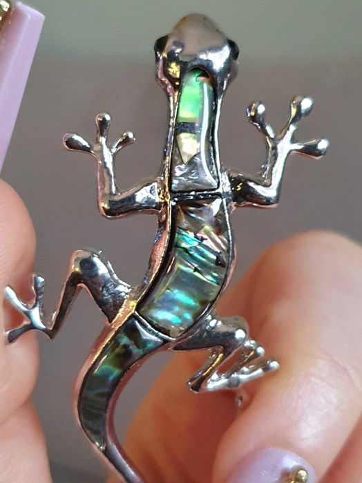 Broche / pregadeira / alfinete de peito lagarto com concha