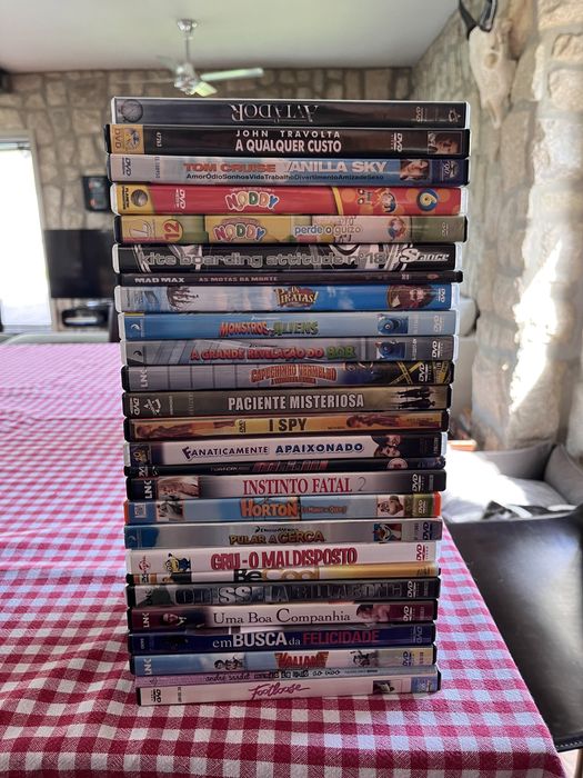 Vendo 235 CDs e DVDs