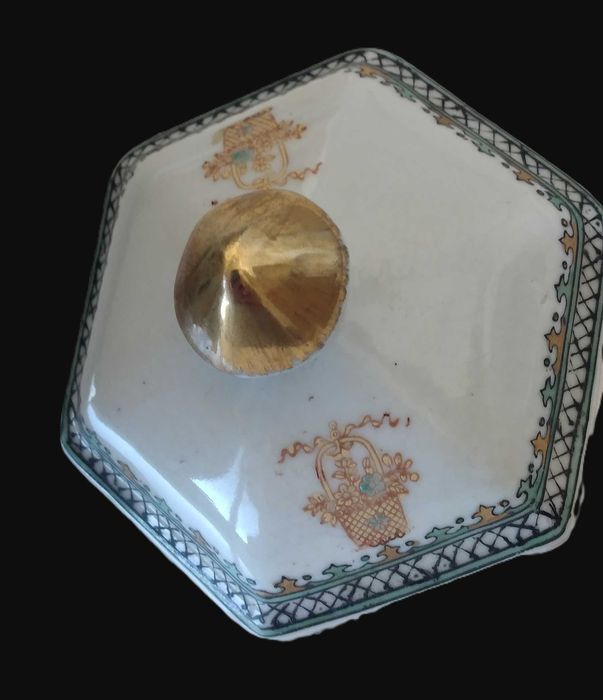 Pote com asas e tampa, em cerâmica da china, muito antigo