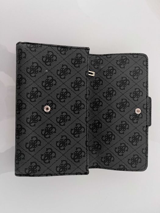 Carteira preta/cinzenta da Guess em bom estado