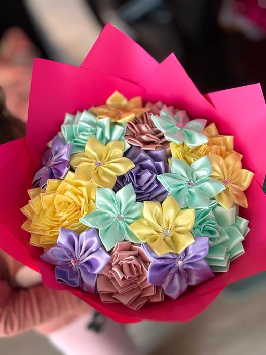 Bukiety, boxy kwiatowe wykonane ze wstążki.