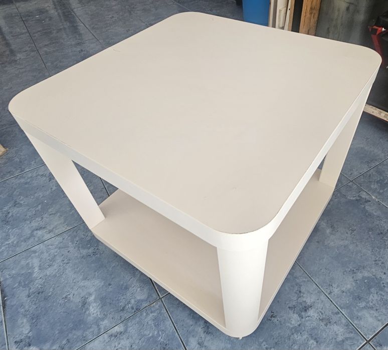 Mesa de apoio com rodas