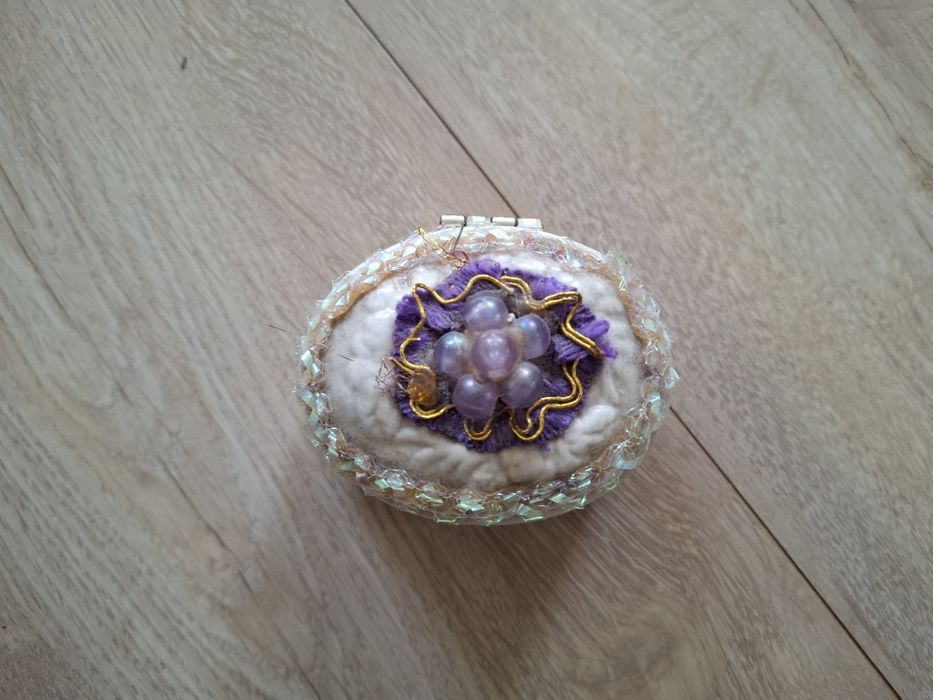 Mała szkatułka, puzderko na biżuterię, bibeloty