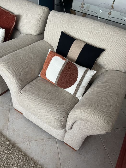 Sofás de Sala 1 grande (sofá cama) e 2 induviduais Bege