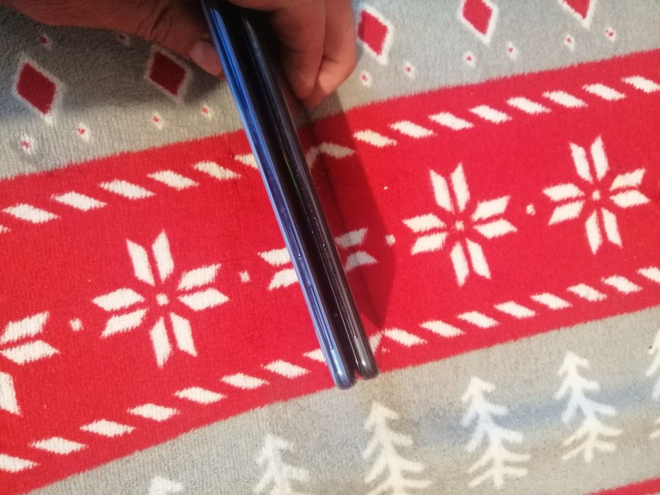 Продам 2 телефон samsung a40