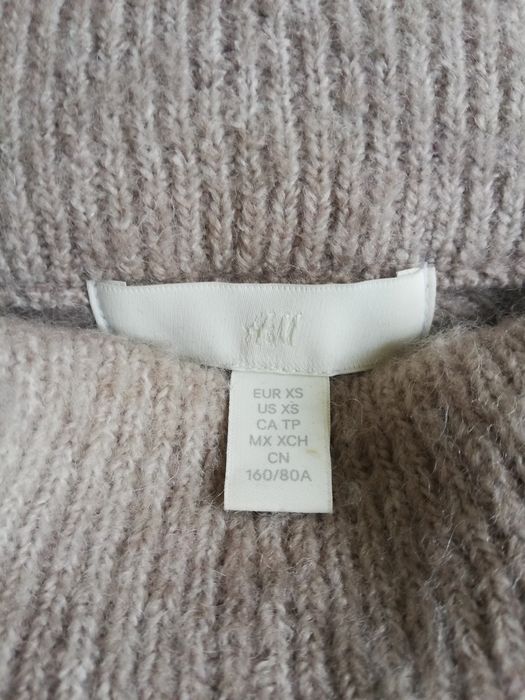 Beżowy sweter z golfem