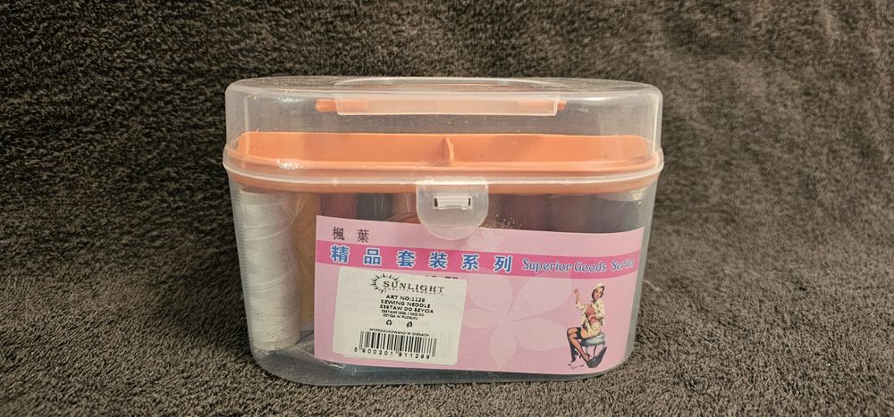 Zestaw krawiecki do szycia podróżny nici 10 szt igły nożyk nawijarka