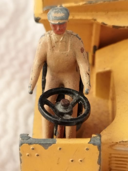 Carro muito antigo da Dinky Toys.  vendido no estado em que se encontr