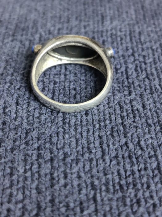 Stary pierścionek z niebieskimi kamieniami vintage