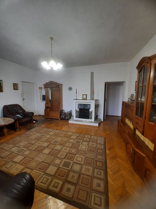 3 кімнатна  квартира  ,,сталінка"   в самому  центрі. Ціну знижено.