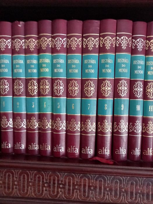 Várias coleções de livros.