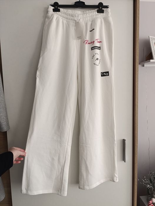 Reserved rozmiar 40 L białe spodnie dresowe z szerokimi nogawkami