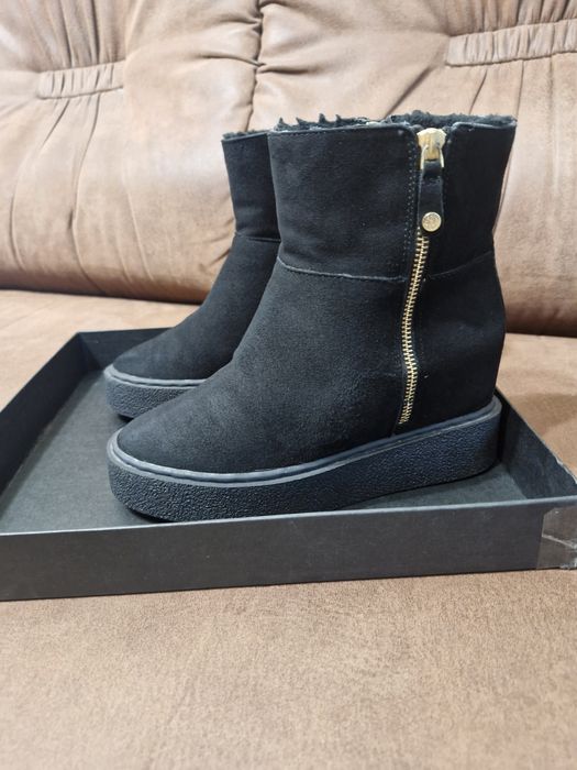 Женская обувь на меху DKNY.