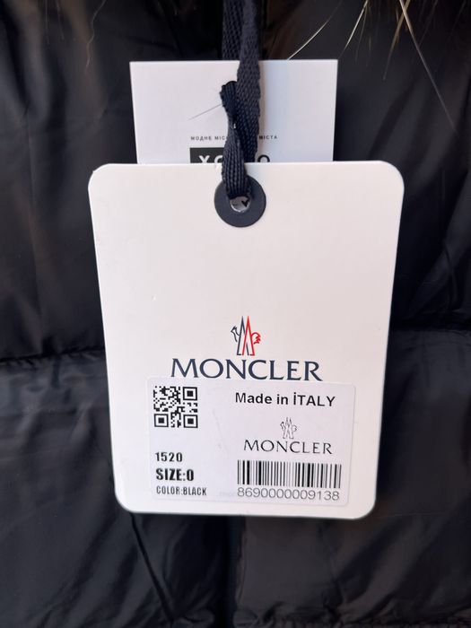 Чорний жіночий укорочений пуховик Moncler
