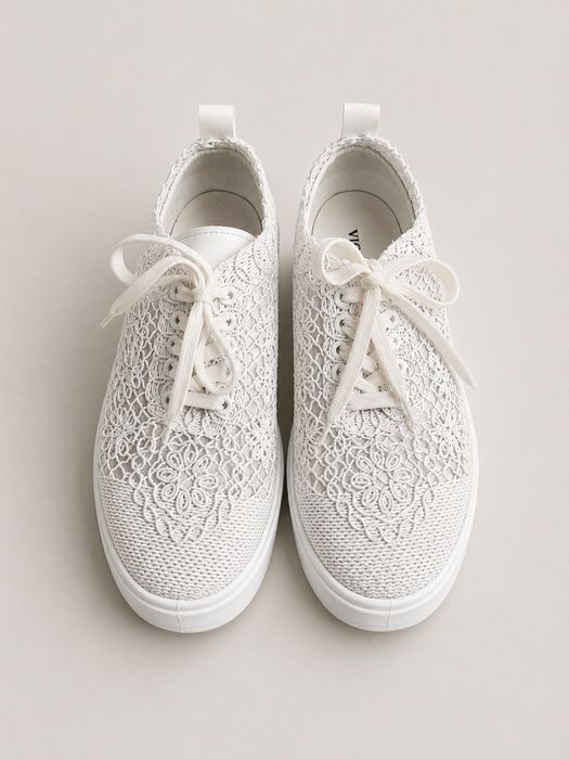 Białe ażurowe sneakersy z koronką z motywem kwiatowym na platformie