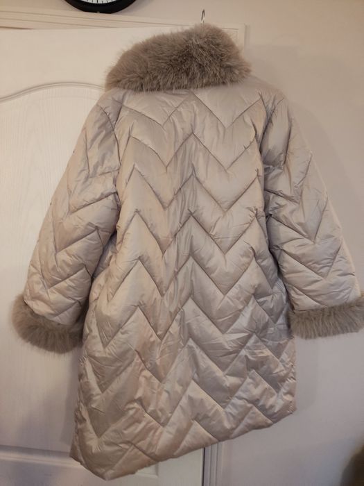 Sprzedam kurtkę damska, nową.44 rozmiar. 300 zł.