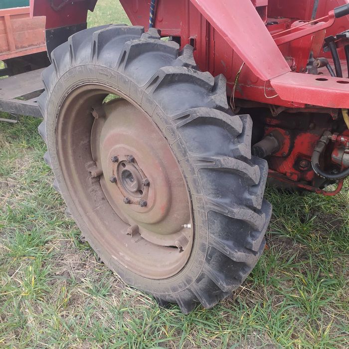 Трактор т25 з причепом та плугом.