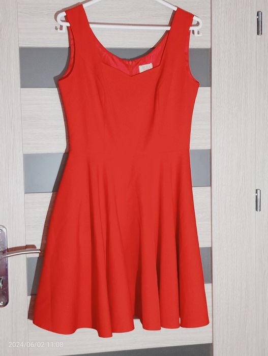 Intensywnie czerwona sukienka