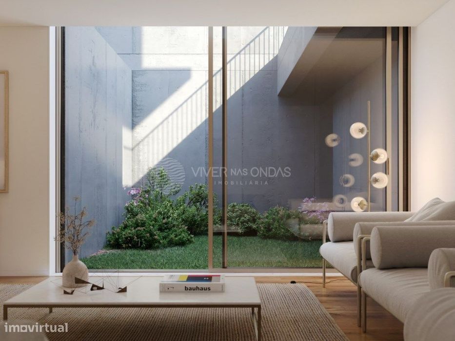 Moradia T3 com 2 lugares de garagem, jardim e terraço, em Arcozelo.