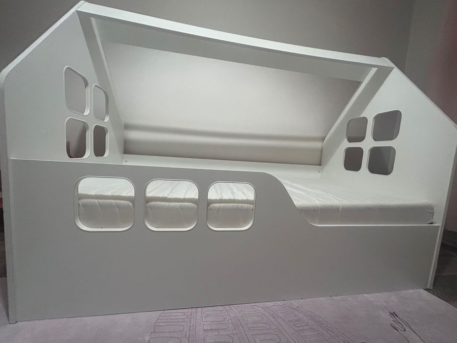 Białe łóżko domek z materacem