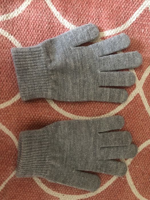 Luvas cinzentas menina