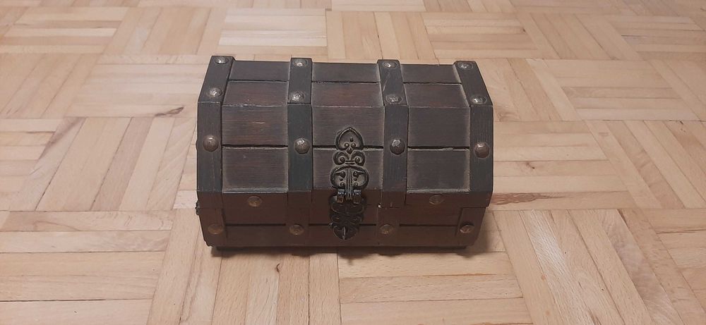 drewniany mały kuferek