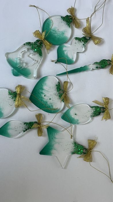 Новорічні іграшки з епоксидної смоли.