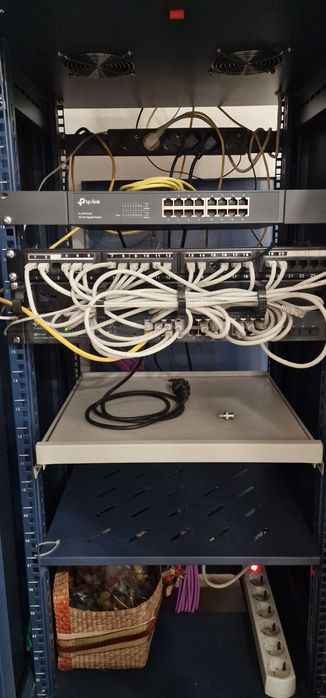 Bastidor com 2TP-Link Switch com 48 Portas 10/100 Mbps