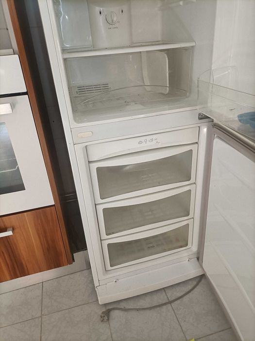 Frigorífico combinado com 3 gavetas de congelação.Otimo estado .