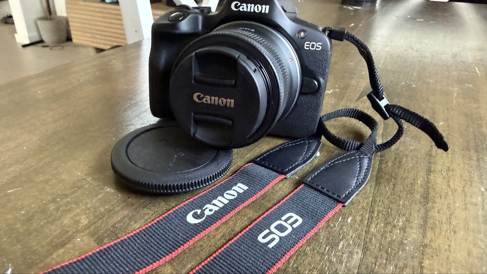 Canon R100 mirrorless