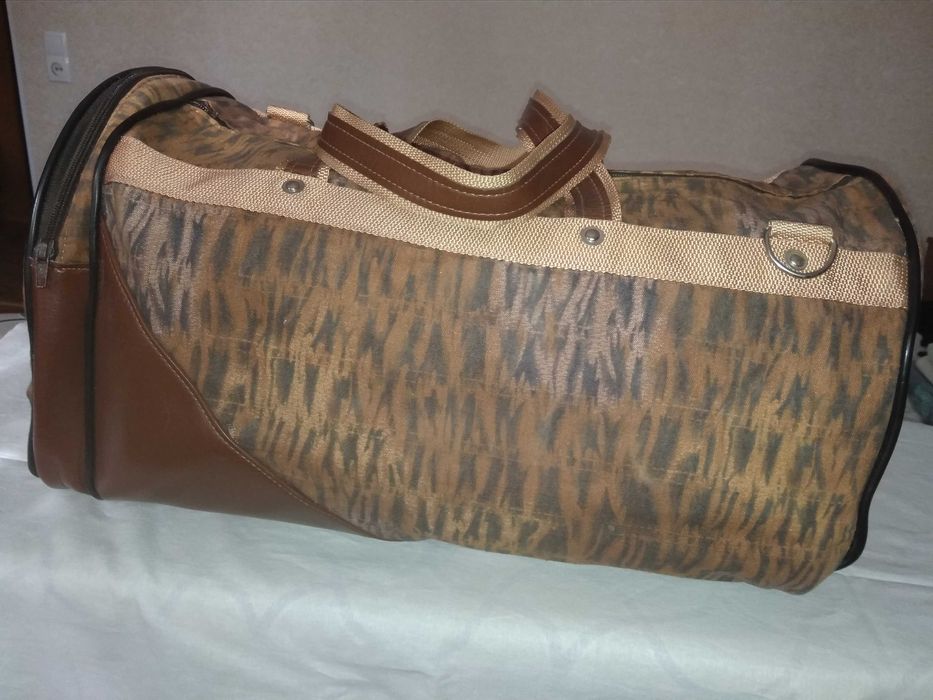 Сумка дорожная Дл 44 см. Ш 24 см. Высота 26 см.