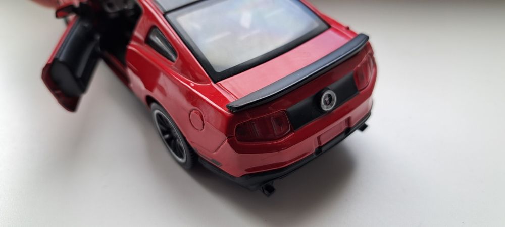 Машинка модель ford mustang boss302 2012 maisto 1/24