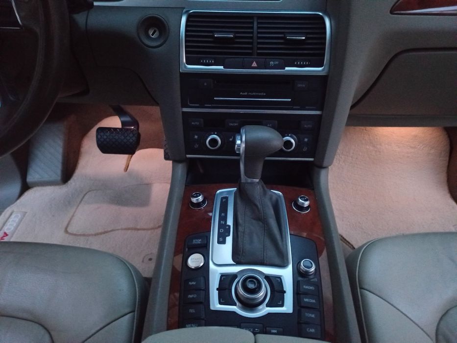 Audi Q7  продам