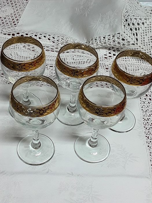 5 copos em vidro novos para vinho com frizo dourado