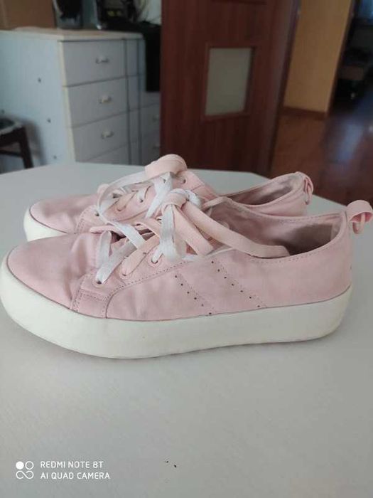 Pudrowe zamszowe sneakersy Bershka
