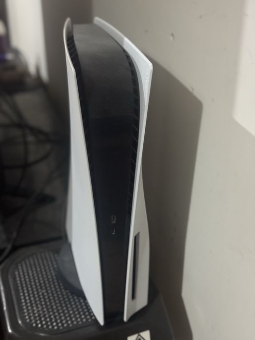 PS5 com dois comandos