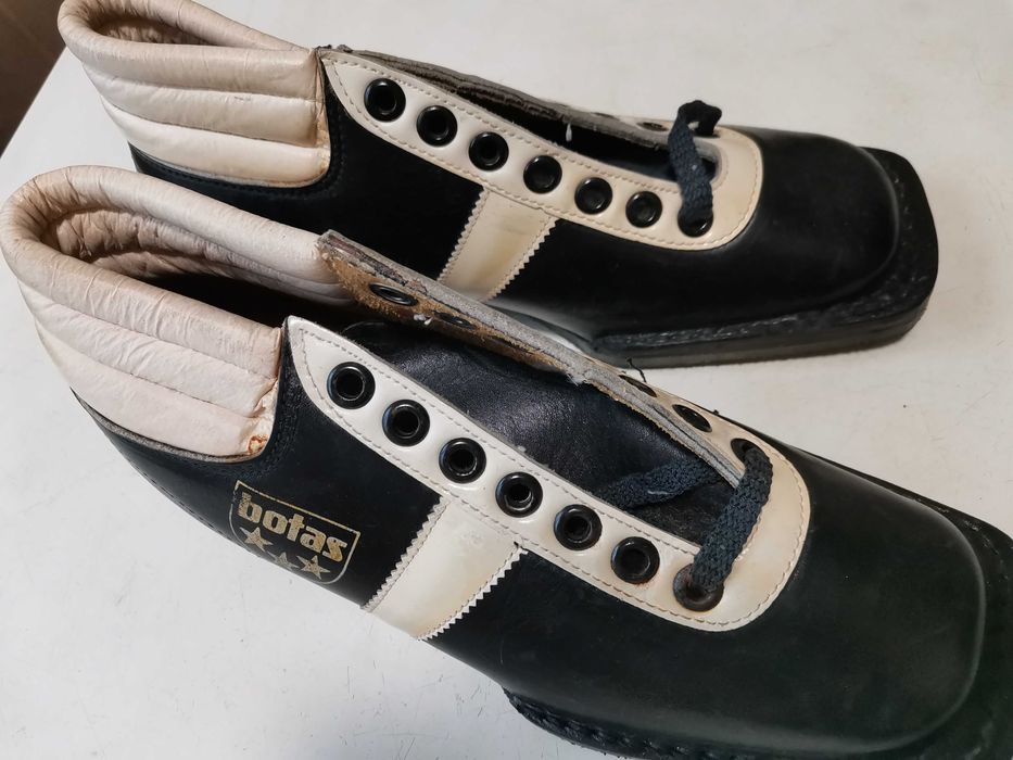 Продам лыжные ботинки и лыжные палки.