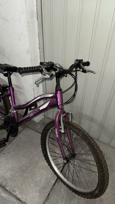 Bicicleta EMT roxa e preta
