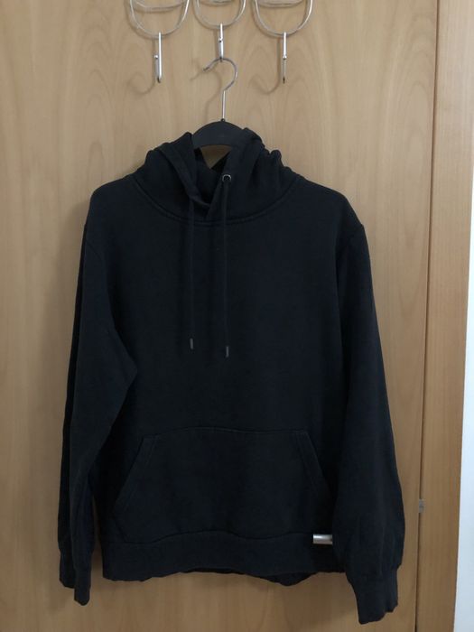Sweat preta com capuz