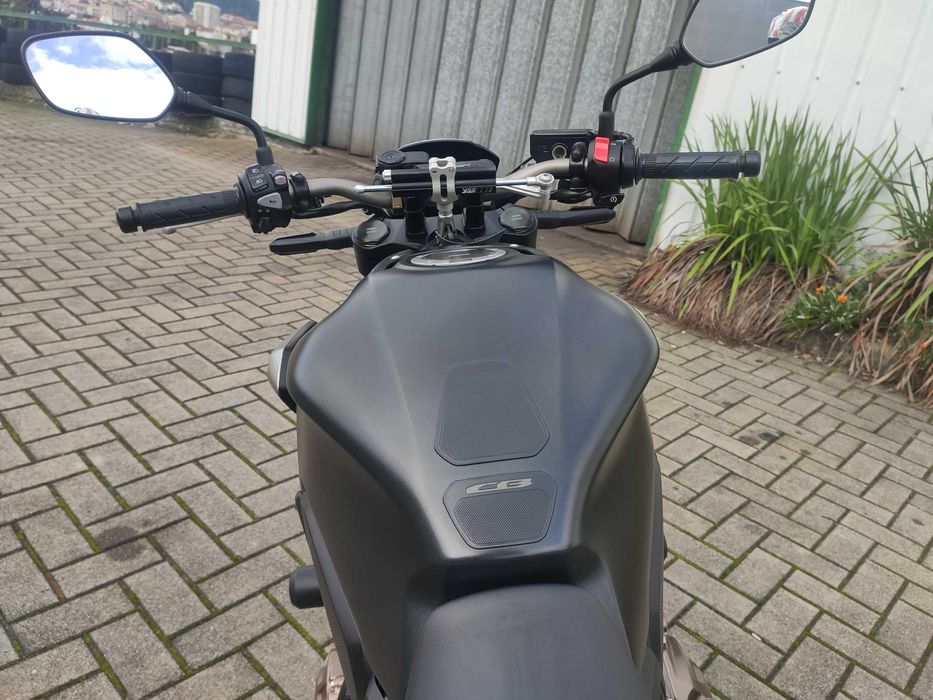 Honda cb650r 6000km 1300€ de extras