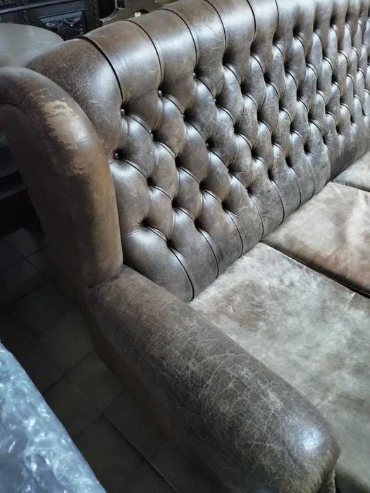 Sofá Chesterfield Vintage em pele capitonée