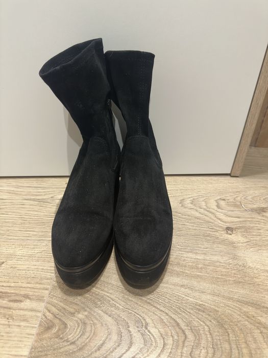 Czarne botki na koturnie 38