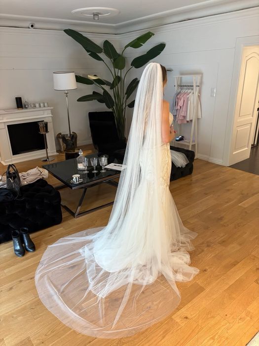 Suknia ślubna z podpinanym trenem i długim welonem