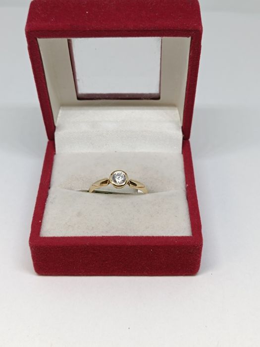 Złoty pierścionek z białą cyrkonią roz.14 złoto próby 583