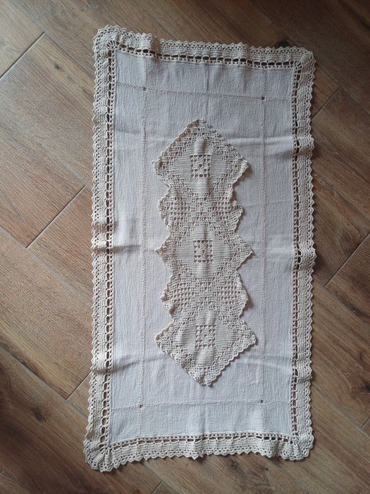 Haftowany bieżnik na stół handmade